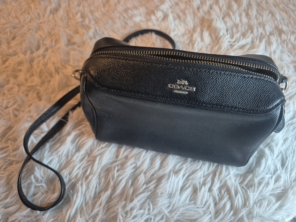 RARE! Crossgrain Leather COACH F76629 Bennett Crossbody Black Small Beautiful